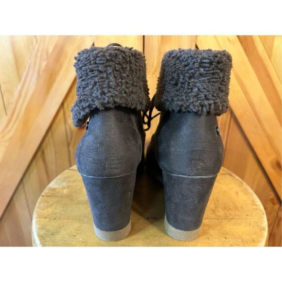 Dana Buchman Brown Lace Up Wedge Ankle Booties Fur Trim Faux Suede Upper Helma 9 - Picture 4 of 6